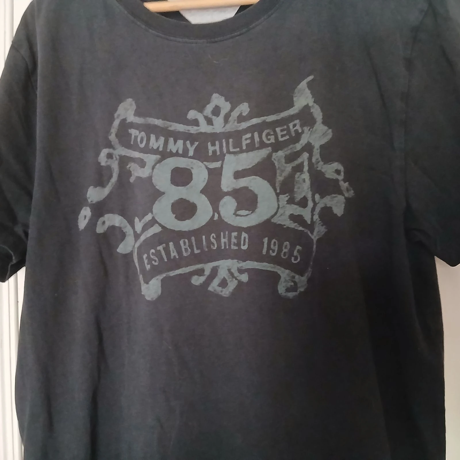 Camiseta Tommy Hilfiger Negra Enjuagada Gráfica '85' - Talla XL – photo 3